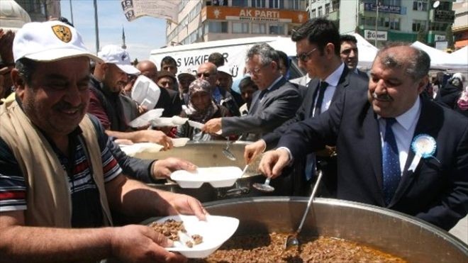 Sivas Vakıflar Bölge Müdürlüğü Yozgat´ta Vatandaşa Vakıf Yemeği İkram Etti