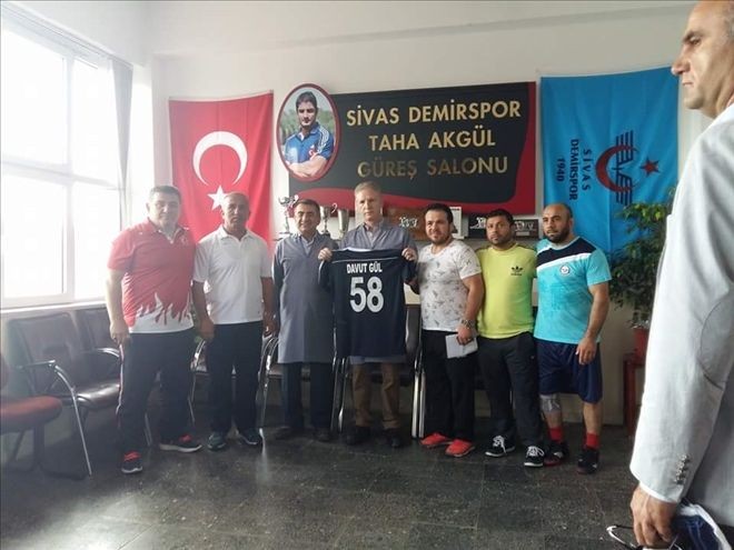 Vali Davut Gül´den Demirspor´a Ziyaret