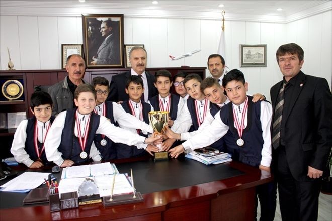 Şampiyon Öğrencilerden Müdür Altınsoy´a Ziyaret