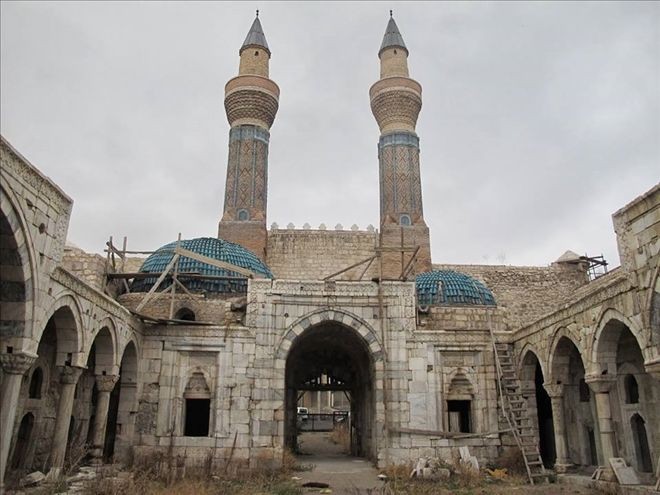 TARİHİ MEDRESEDEKİ KAYIP HİTABE TAŞLARI ARANIYOR