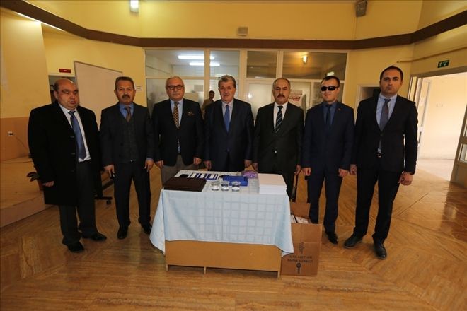 SOSYAL HİZMET ÖĞRENCİLERİNE KABARTMA TABLETLER DAĞITILDI...
