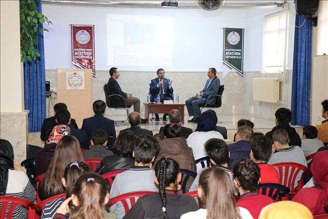 Ataseven, öğrencilerle bir araya geldi.