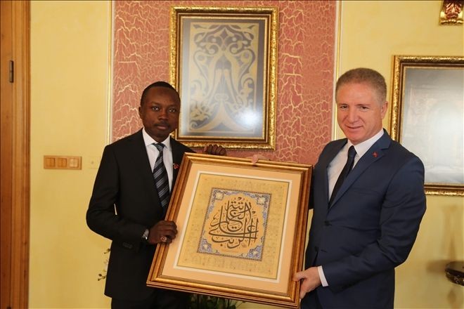 Gül, Ugandalı Hafız Kyazze´yi Ödüllendirdi
