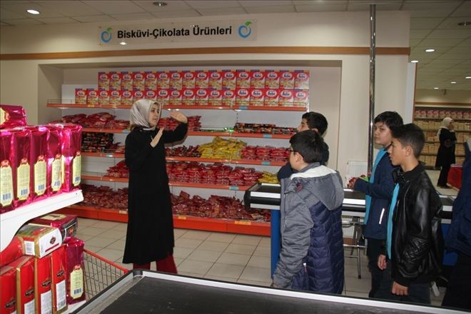 ÖĞRENCİLER İHTİYAÇ SAHİPLERİ İÇİN YARDIM TOPLADI