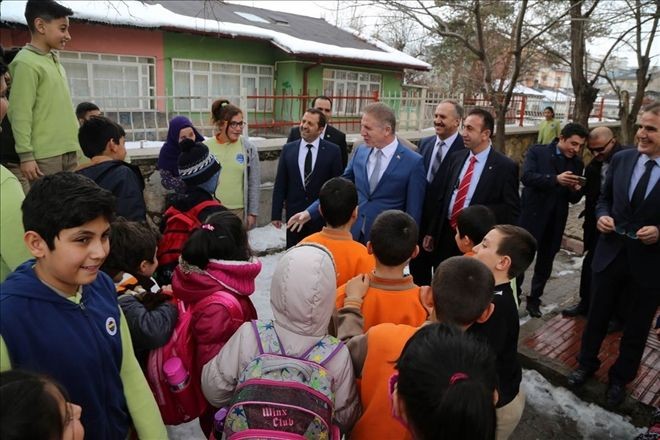 Vali Gül´den, Halk Oyunları Türkiye Şampiyonu Okula Ziyaret