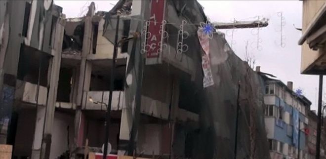 Yıkılan Kolon Cadde Üzerine Düştü