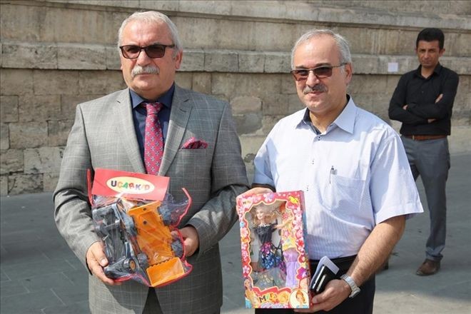 SAVAŞIN ÇOCUKLARINA OYUNCAK...