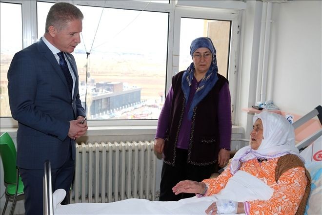Vali Davut Gül´den Hastalara Geçmiş Olsun Ziyareti