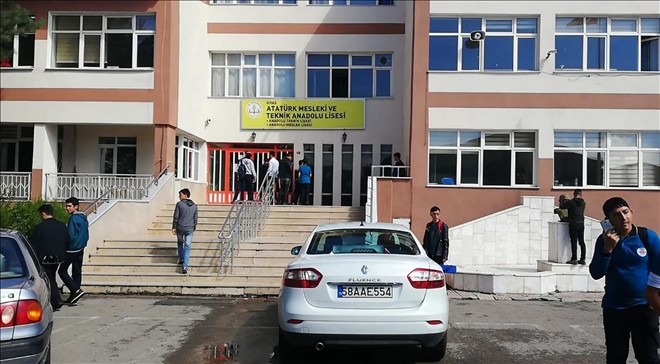 Lise kantinindeki parayı ve güvenlik kamerası kayıt cihazını çaldılar