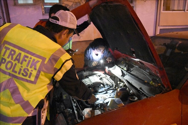 Otomobil motoruna sıkışan kediyi liseli Sinem sahiplendi
