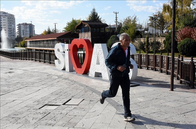 İnfaz koruma memuru 28 yıldır işe koşarak gidip geliyor