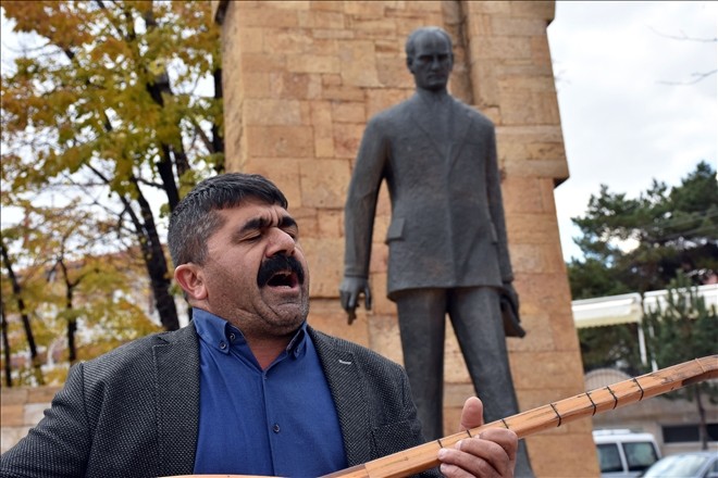Aşık Veysel´in Atatürk´e yazdığı ağıtı tarihi bağlamasıyla okudu
