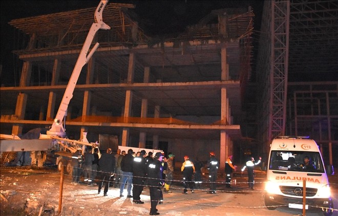Beton tabla çöktü: 4 yaralı