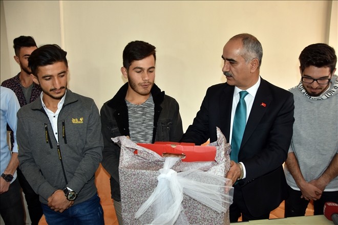 Belediye Başkanı, sokakta yorganla dolaşan gençleri ziyaret etti