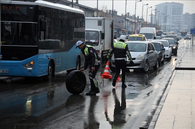 Römorktan fırlayan teker, karşı şeritteki otomobile çarptı