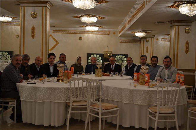 Tanışma yemeğinde bir araya geldiler 