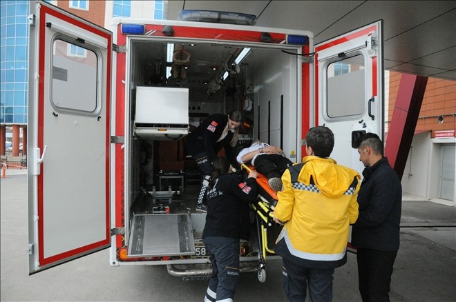 YOLCU TRENİYLE  YÜK TRENİ ÇARPIŞTI:14 YARALI 