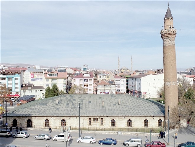 Ulu Cami´nin minaresi yapılışından eğri