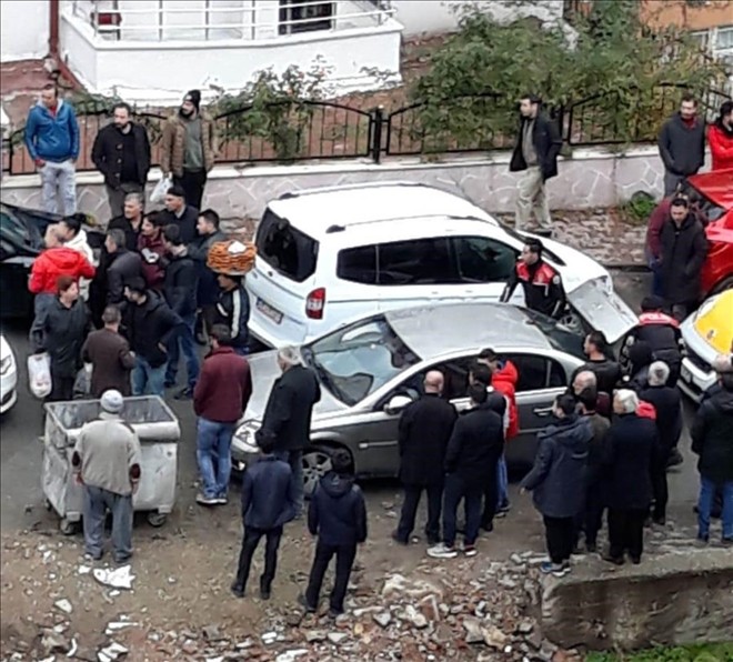 Kadını zorla otomobile bindirmek isteyen şüphelileri, polis yakaladı