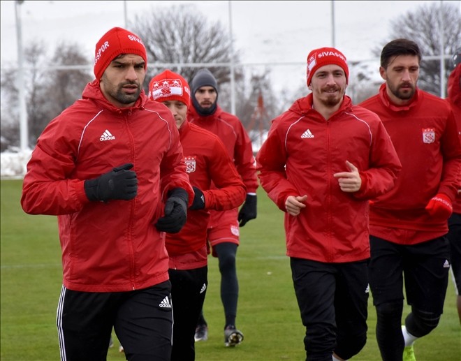 Sivasspor Teknik Direktörü Keleş: ´´Galatasaray´ı da yeneceğiz´´