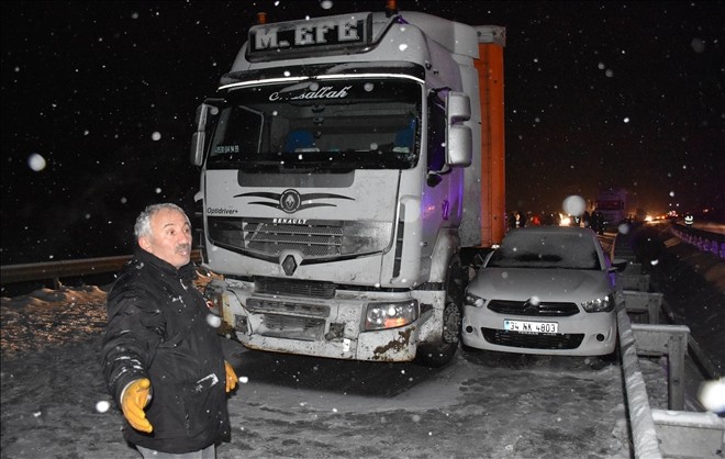 Sivas´ta etkili olan ´kar´ nedeniyle araçlar yolda kaldı