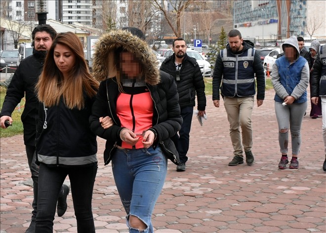 Birlikte alkol aldıkları arkadaşlarını bıçaklayan 2 genç kıza gözaltı
