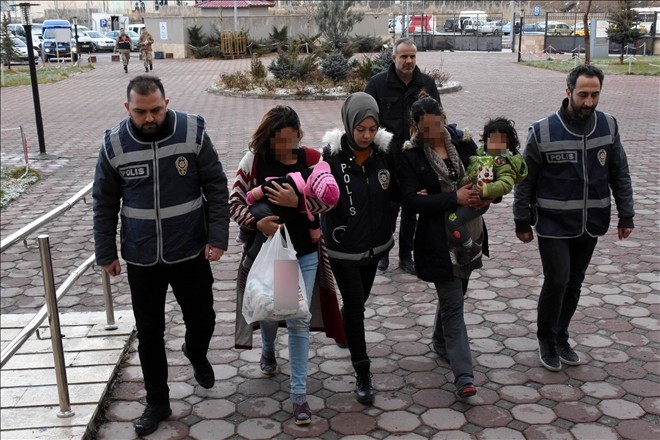 Kucaklarında çocuklarıyla adliyeye sevk edildiler