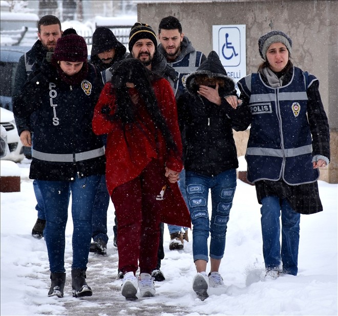 Eve çağırdıkları yaşlı erkeklere tuzak kuran 2 kadın ve akrabalarına gözaltı