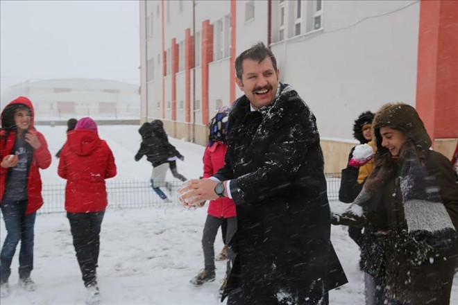 Sivas Valisi, öğrencilerle kartopu oynadı