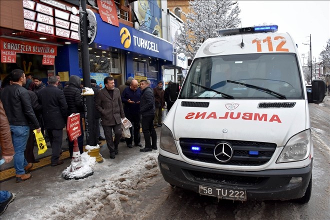 Antende biriken karı temizlerken çatıdan düşerek öldü