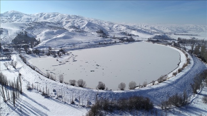 Gölet dondu, seyirlik manzara oluştu