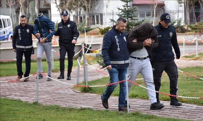 Sivas´ta, kadını otomobile zorla bindirmeye çalışanlar adliyede