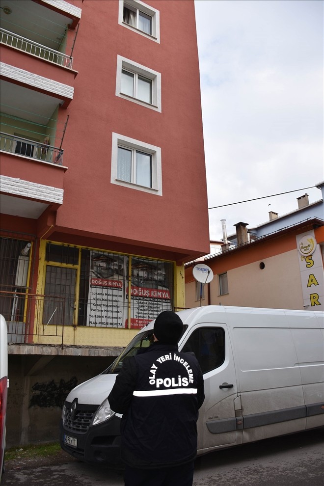4´üncü kat penceresinden servise bakan öğrenci, minibüsün üzerine düştü