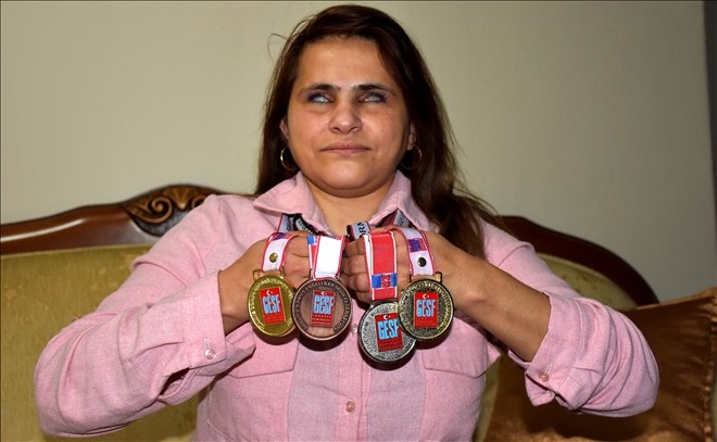 Engel tanımayan Gülten, madalyaları topluyor