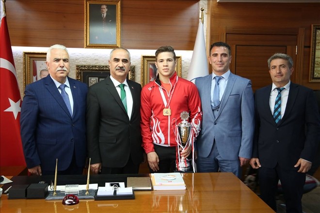 Başkan şampiyona altın taktı