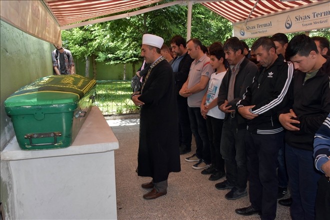 5´inci katttan düşerek ölen Adem, toprağa verildi