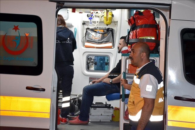 Dur ihtarına uymayan sürücü, polislere kaza yaptırdı