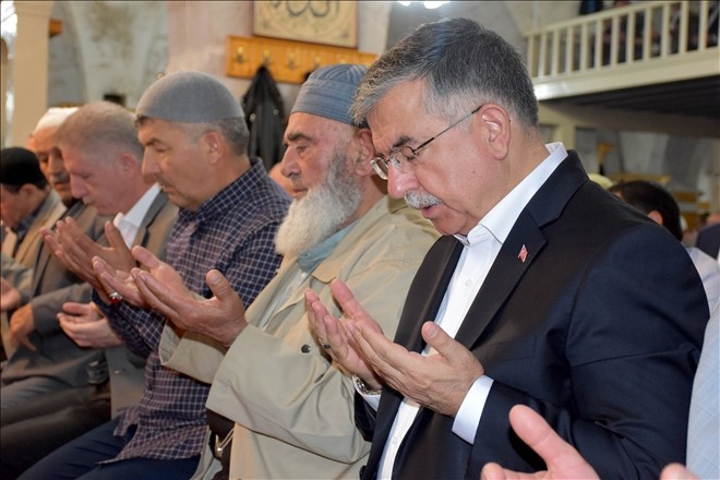 Bakan Yılmaz, bayram namazını Ulu Cami´de kıldı