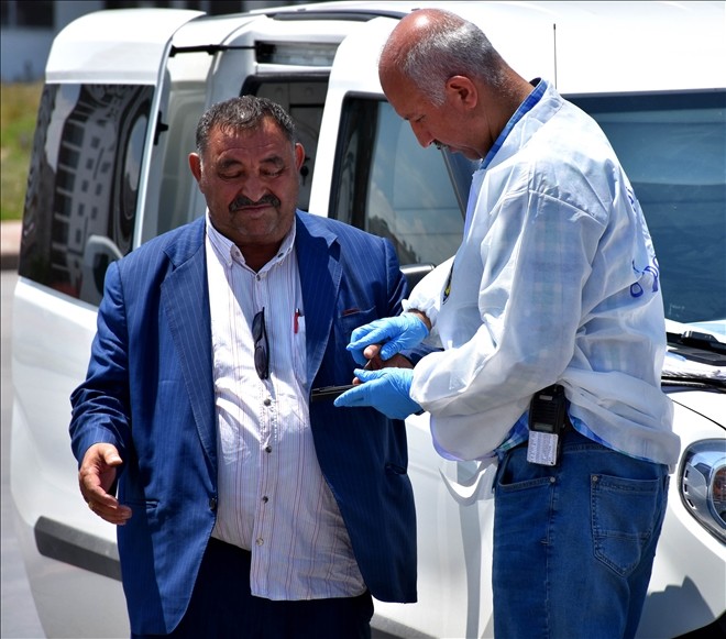 Arkadan çarptıkları aracın sürücüsünün 25 bin lirasını gasp ettiler