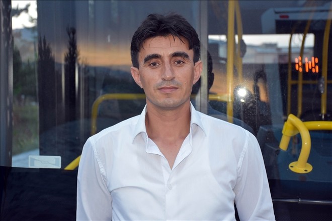 Otobüsü temizlerken bulduğu parayı sahibine ulaştırdı
