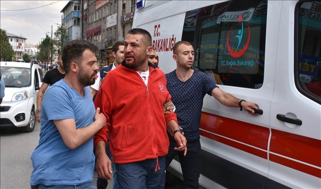 Sivas´ta Sokak ortasında silahlı kavga: 3 yaralı