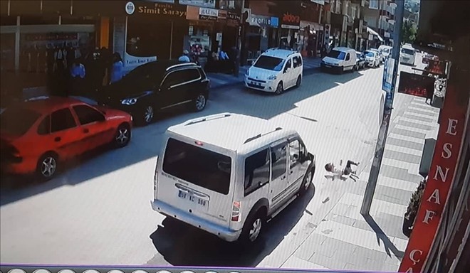 Hafif ticari aracın çarptığı Elanur´un savrulma anı kamerada