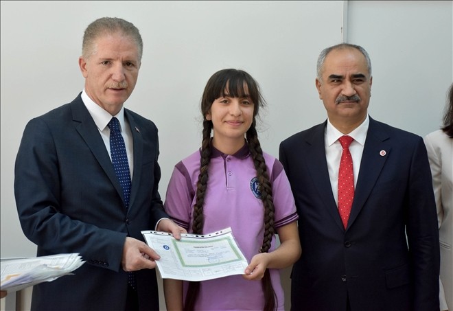 Sivas´ta öğrencilerin karne sevinci