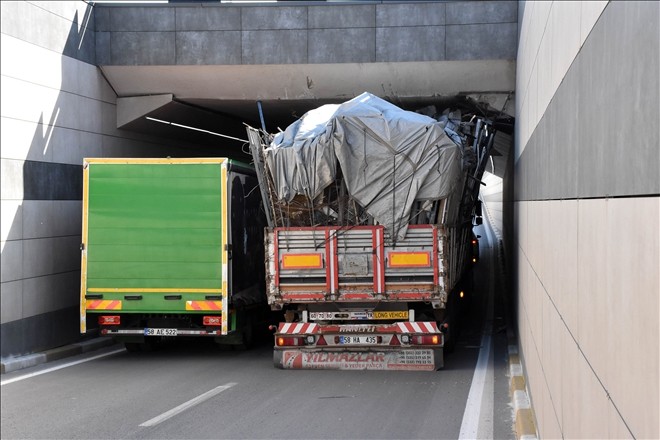Sivas´ta TIR alt geçitte sıkıştı