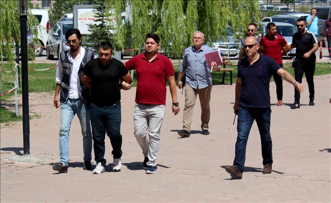 Sivas´ta TIR alt geçitte sıkıştı