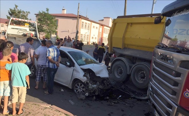 TIR ile otomobil çarpıştı: 6 yaralı