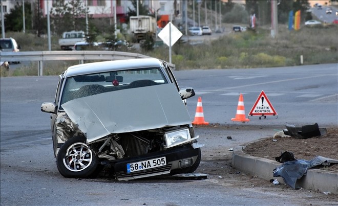 Ambulans kaza yaptı: 2 yaralı