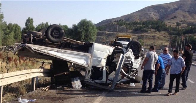 Özel İdare işçilerini taşıyan kamyonet takla attı: 7 yaralı