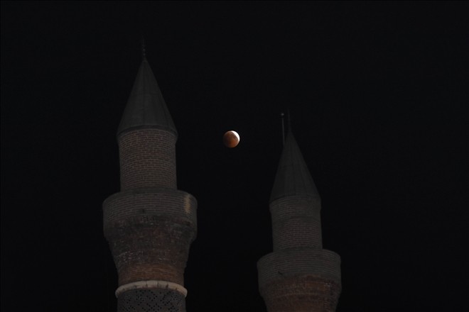 Sivas´ta ´Kanlı Ay Tutulması´ ilgiyle izlendi
