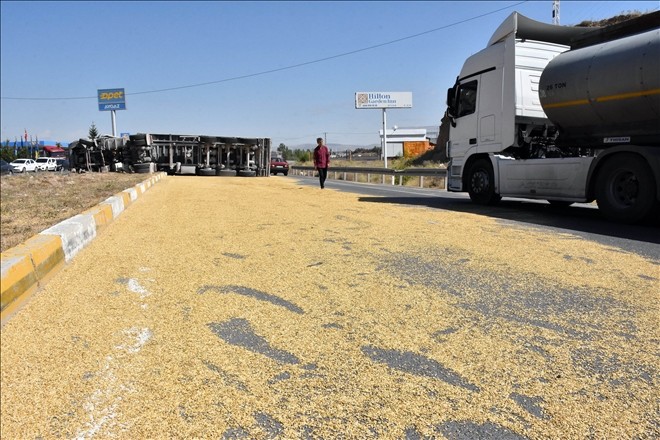 6 ton arpa yola saçıldı   